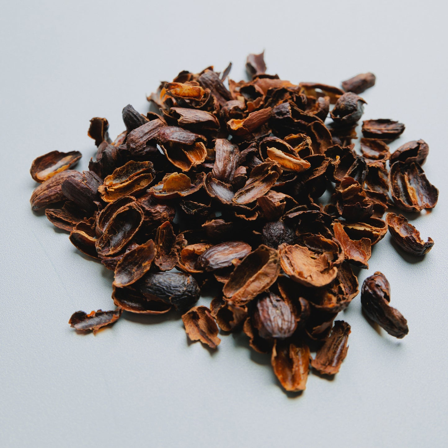 Nahaufnahme von getrockneten Kaffeeschalen für den Cascara Tee, 100 g Packung mit mildem Aroma
