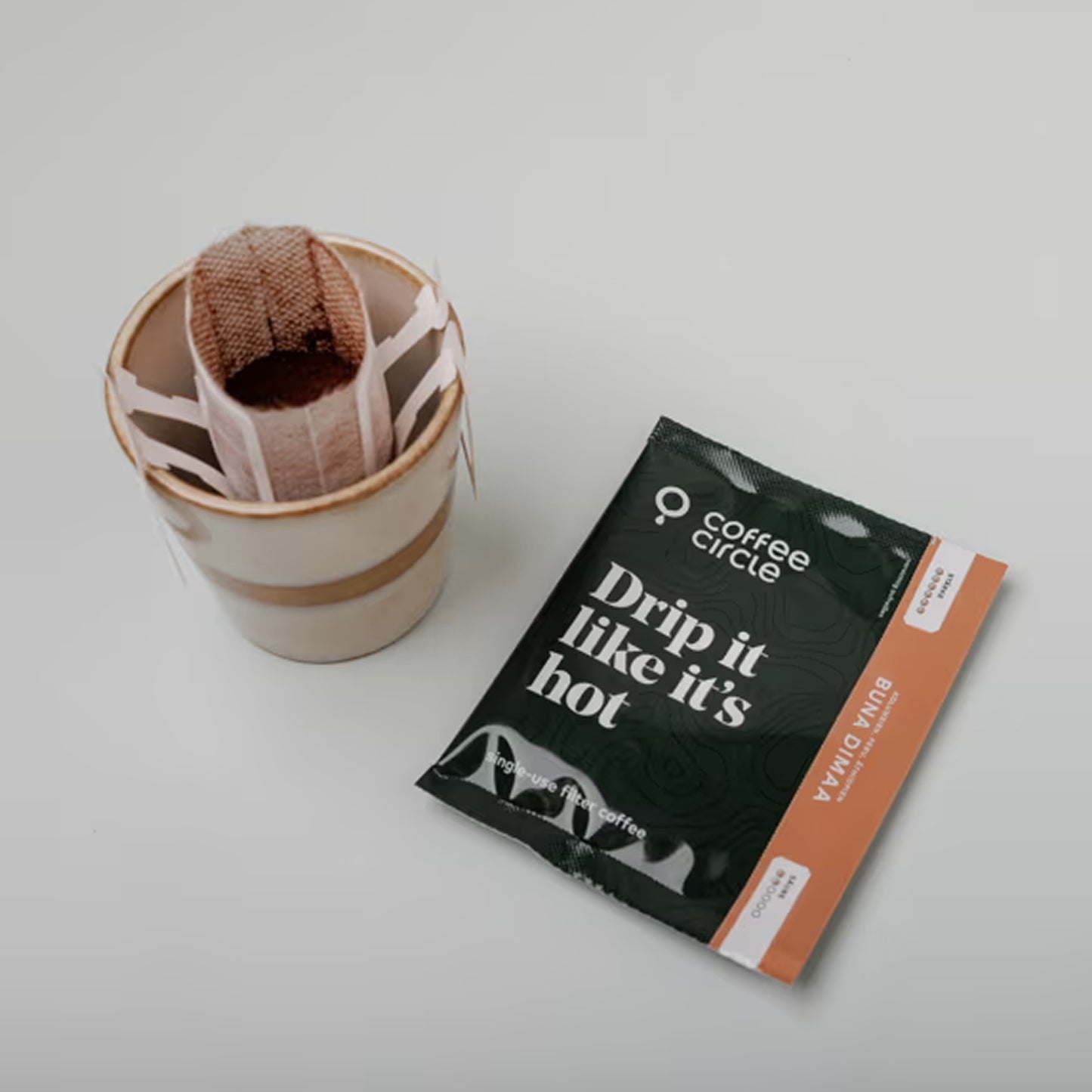 Drip Bags mit Filtertüte über Becher, ideal für schnellen Kaffee ohne Aufwand unterwegs.