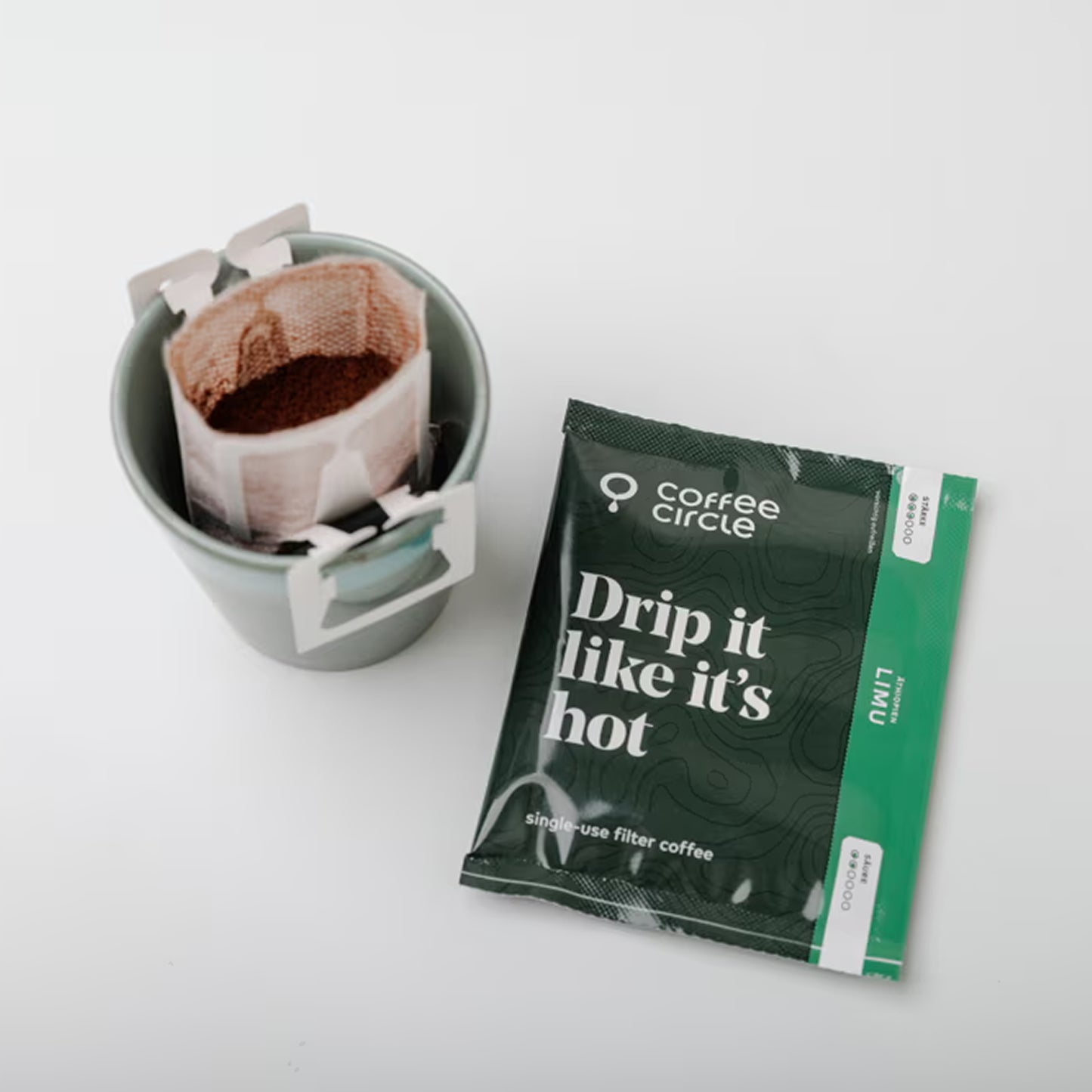 Drip Bags mit Filterkaffee in Tasse, einfache Zubereitung ohne Kaffeemühle, ideal für unterwegs.