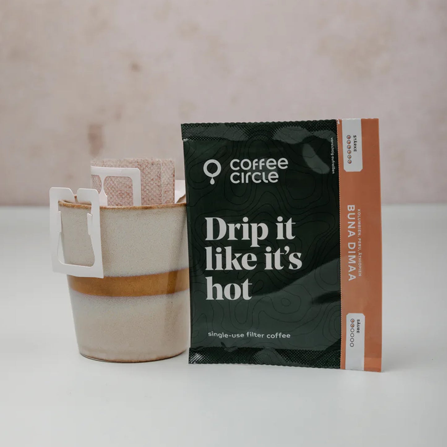Drip Bags Kaffeeportionen neben Tasse, schnelle Zubereitung ohne Schnickschnack unterwegs genießen