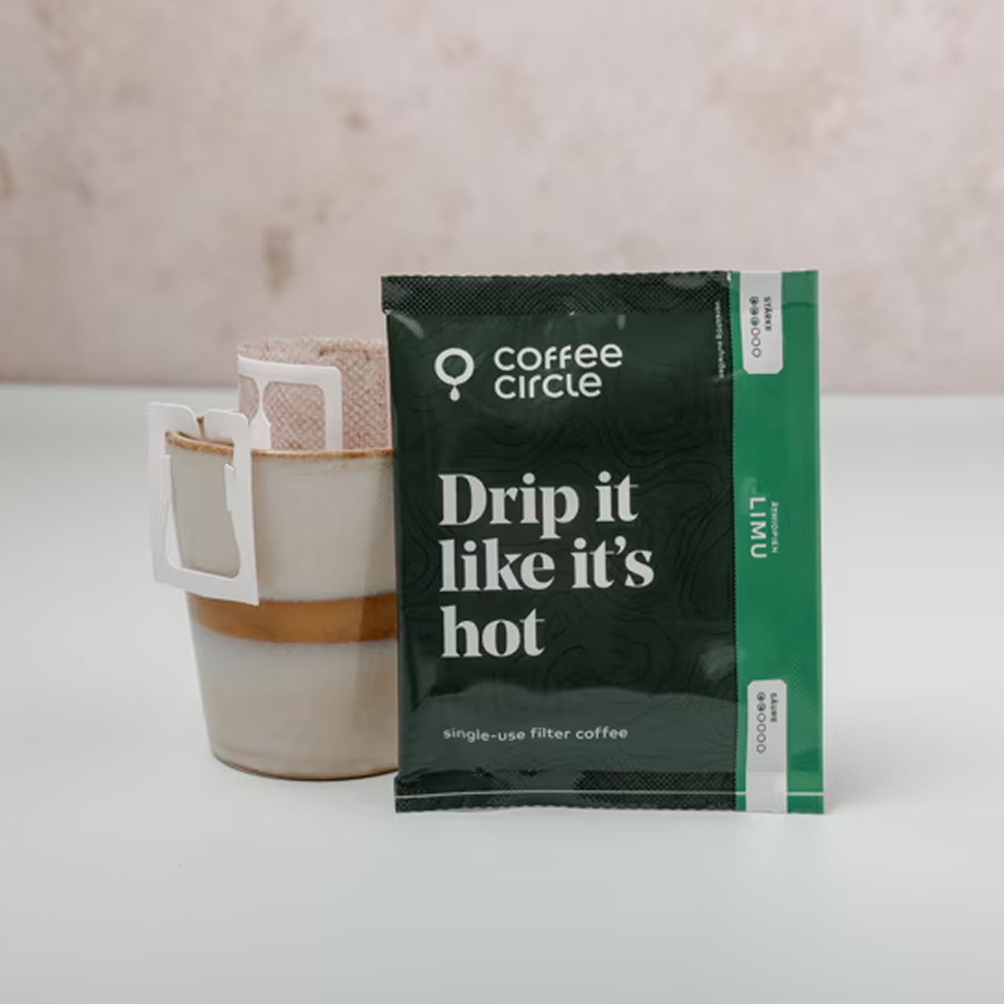 Drip Bags mit praktischem Filterkaffee und Becher für schnellen Genuss unterwegs oder im Büro.