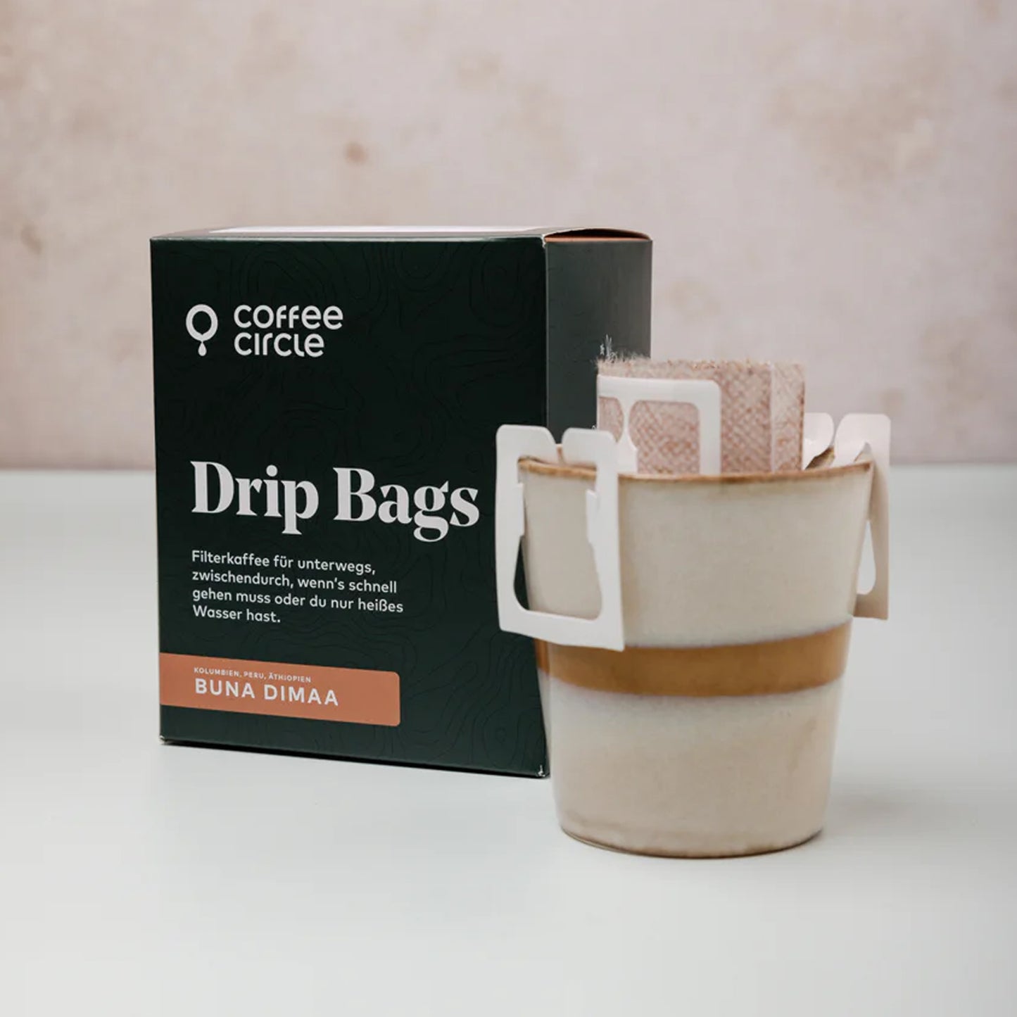 Drip Bags mit Filterkaffee in Tasse für schnellen Kaffeegenuss unterwegs ohne Schnickschnack.