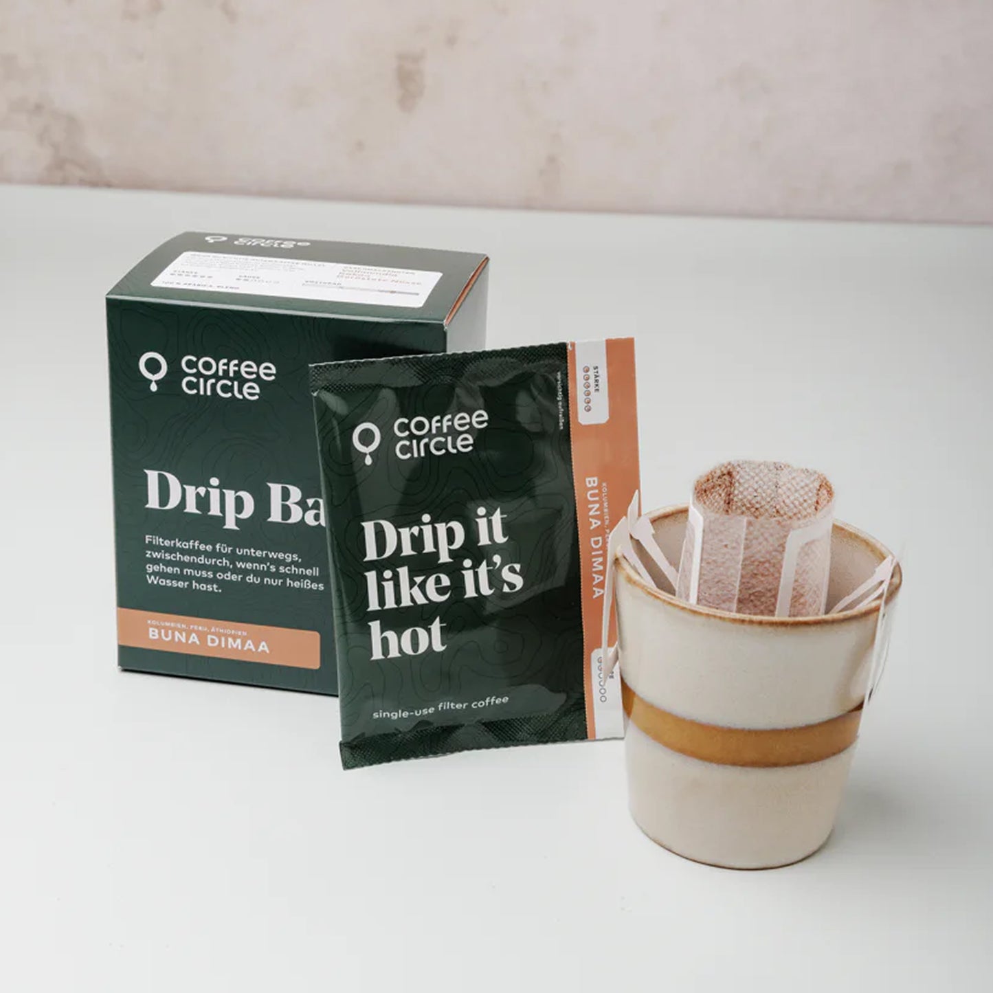 Drip Bags von Coffee Circle mit Filterkaffeeportion und Tasse für schnellen Kaffee unterwegs.