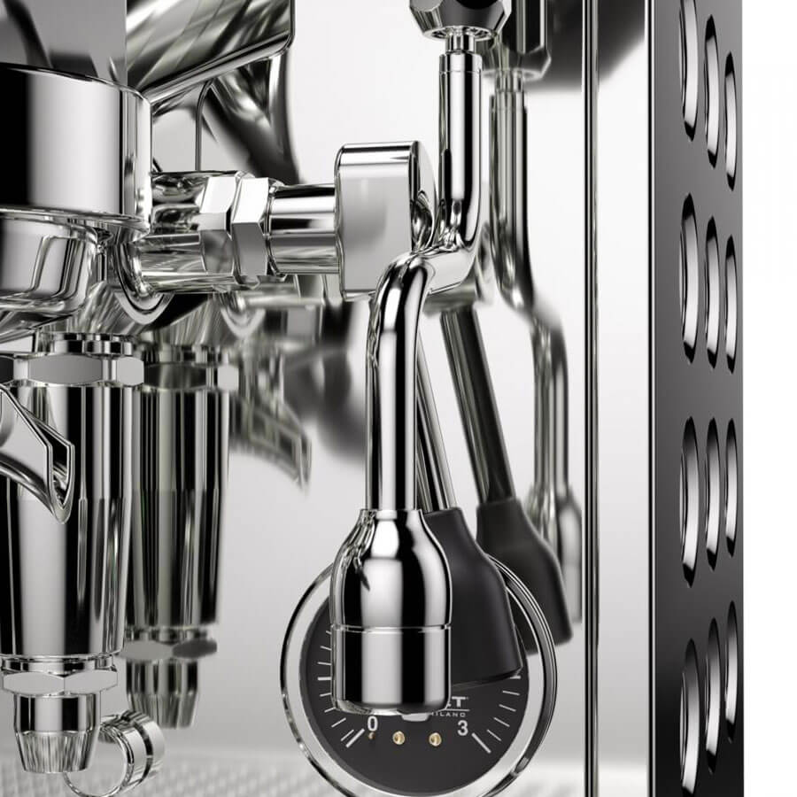 Nahaufnahme der Rocket Appartamento TCA Espressomaschine mit Stahlgehäuse und präzisem Manometer.