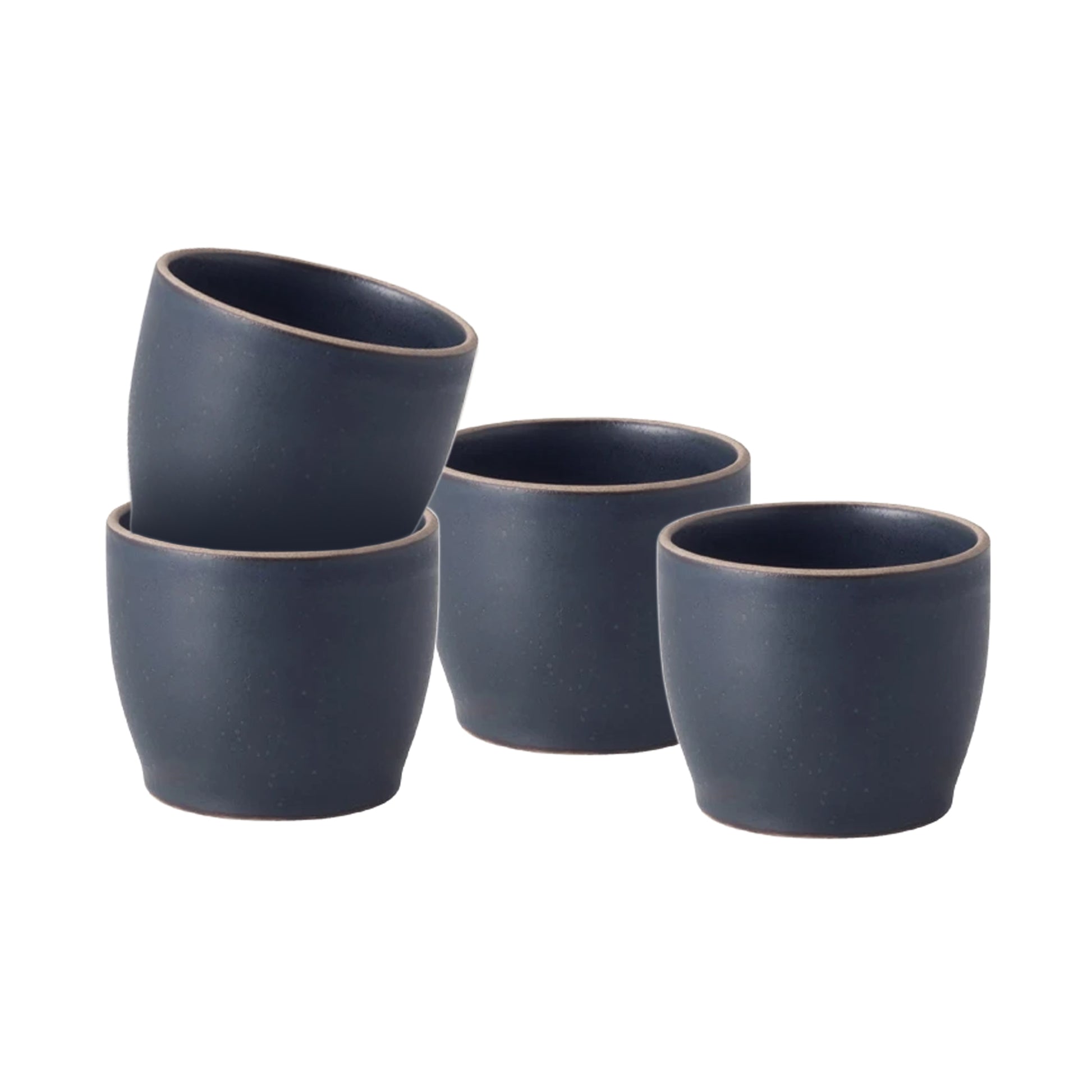 Kinto Nori Set bestehend aus vier schwarzen Porzellan Kaffeebechern, stapelbar und spülmaschinenfest.