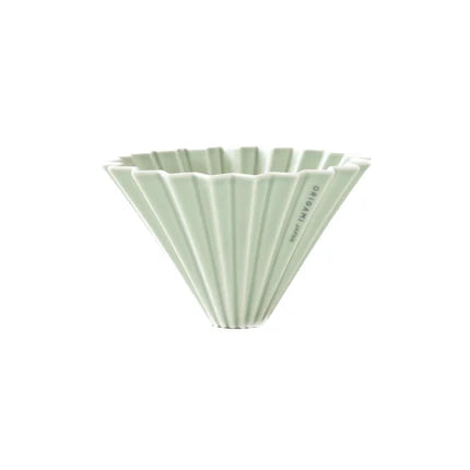Origami Handfilter Dripper M aus Porzellan in Hellgrün, inspiriert von japanischem Papierfalten, für Filterkaffee.