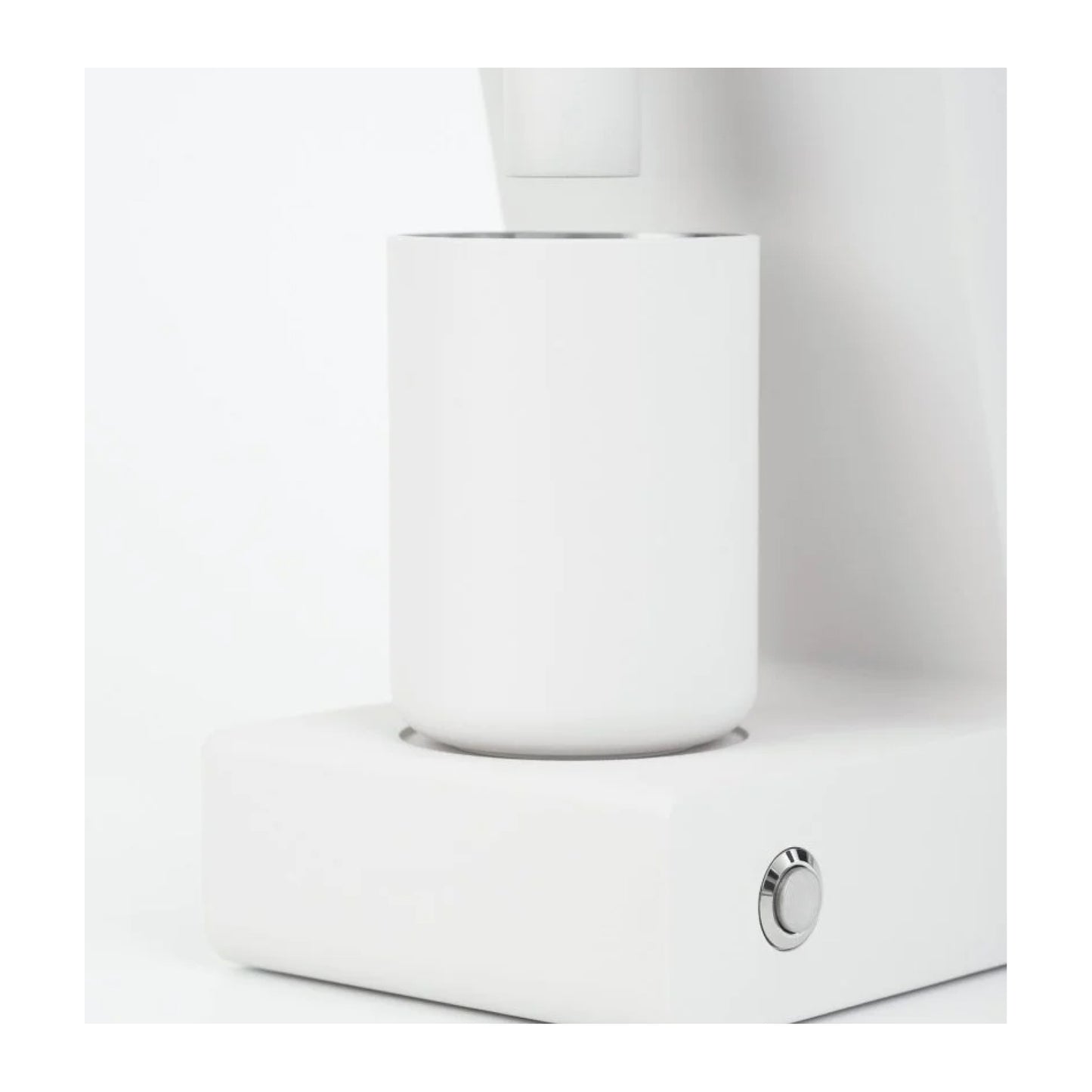 Varia VS3 2. Generation Kaffeemühle mit schlichtem Design und magnetischem Dosierbecher in Weiß.