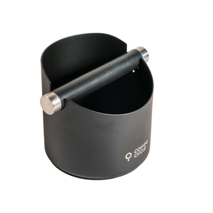 Coffee Circle Abschlagbox für saubere Barista-Ecke, kompakt und praktisch aus schwarzem Metall.