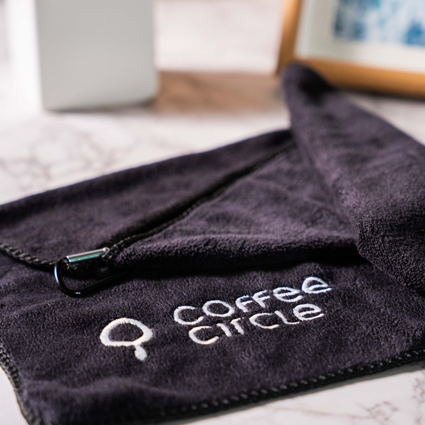 Coffee Circle Barista Tuch in Schwarz für hygienische Reinigung von Siebträger und Dampflanze.