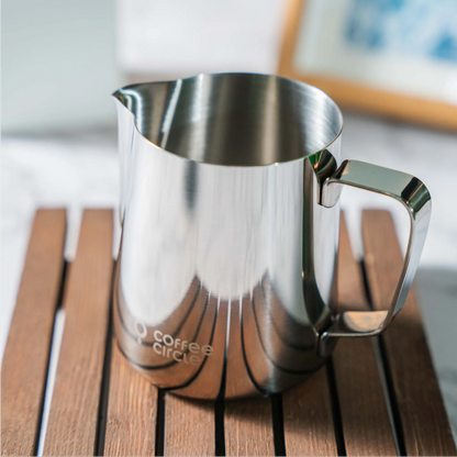 Coffee Circle Milchkännchen aus Edelstahl mit ergonomischem Griff und präziser Ausgießtülle, 350 ml Fassungsvermögen