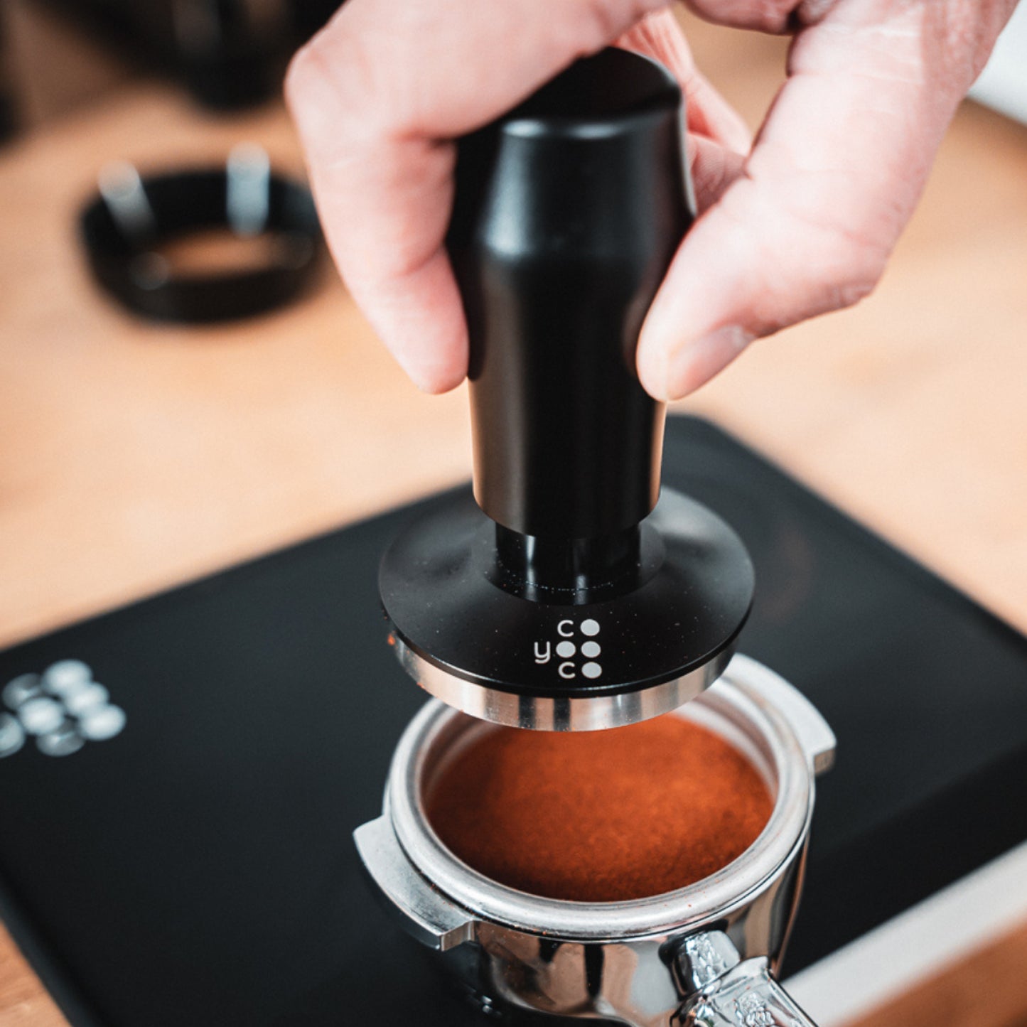 Pressure-regulating Tamper