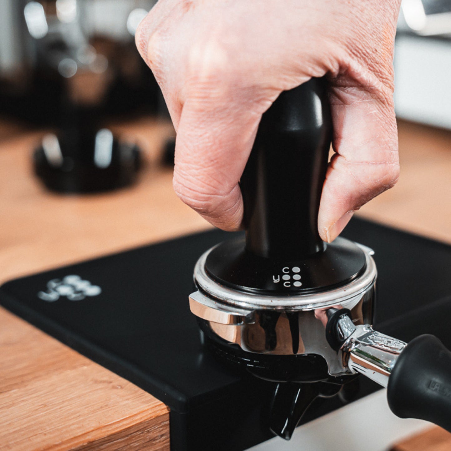 Pressure-regulating Tamper