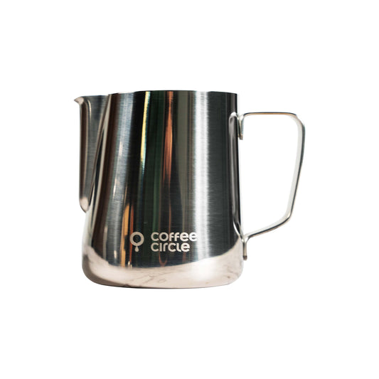 Coffee Circle Milchkännchen aus Edelstahl mit ergonomischem Griff und präziser Ausgießtülle, 350 ml Fassungsvermögen.