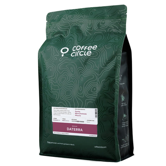 Daterra Kaffee von Coffee Circle in grüner Verpackung mit samtigem, nussigem und fruchtigem Aroma.