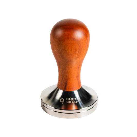 Coffee Circle Tamper aus rotem Rosenholz mit 58 mm Durchmesser und ergonomischem Griff.