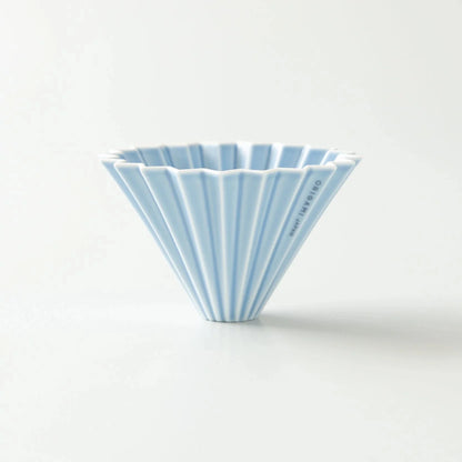 Origami Handfilter Dripper M aus Porzellan in hellblau mit Rillen für aromatischen Filterkaffee