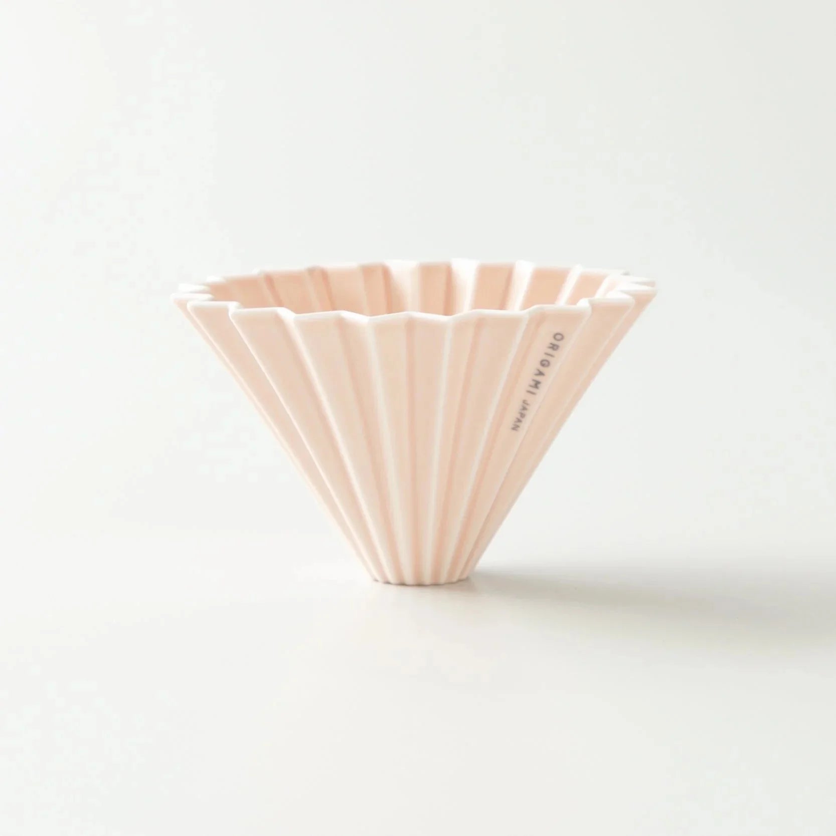 Origami Handfilter Dripper M Porzellanfilter in Hellrosa für aromatischen Filterkaffee, inspiriert von Origami.