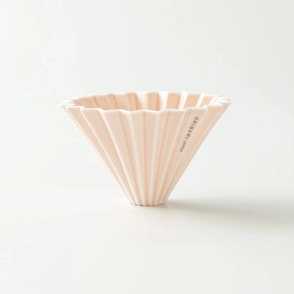 Origami Handfilter Dripper M Porzellanfilter in Hellrosa für aromatischen Filterkaffee, inspiriert von Origami.