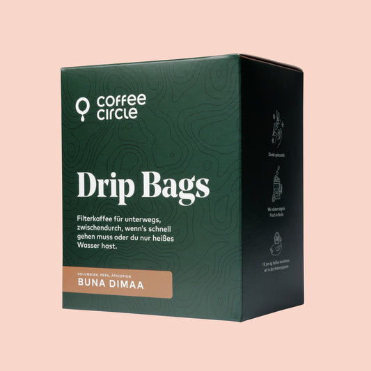 Drip Bags von Coffee Circle für schnellen Filterkaffee unterwegs mit heißem Wasser und Tasse.