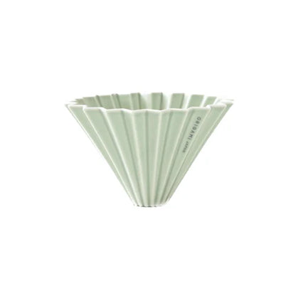 Origami Handfilter Dripper M aus Porzellan in Hellgrün, inspiriert von japanischem Papierfalten, für Filterkaffee.