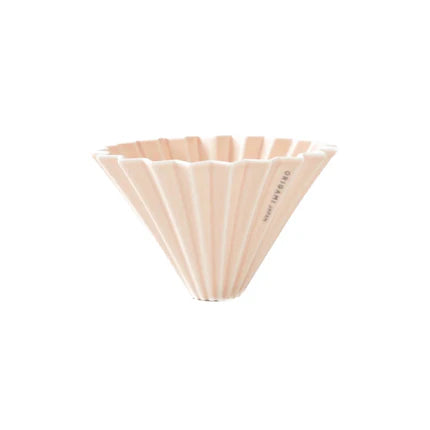 Origami Handfilter Dripper M aus Porzellan in Beige mit Rillen für aromatischen Filterkaffee.