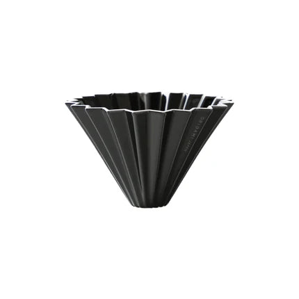 Origami Handfilter Dripper M aus Porzellan in Schwarz, geeignet für aromatischen Filterkaffee.